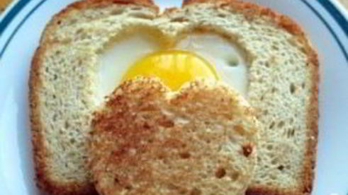 яичница в хлебе сердечко