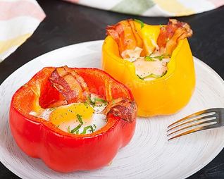 Яичница в половинках перца