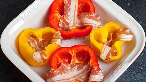 яичница в половинках перца