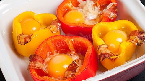яичница в половинках перца