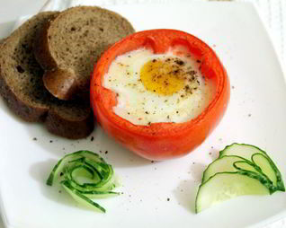 Яичница в помидорах