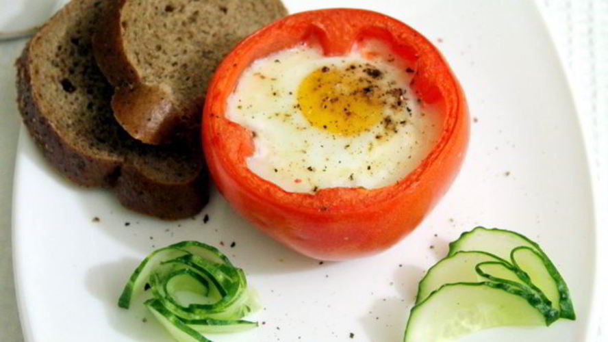 Рецепт яичницы в помидорах