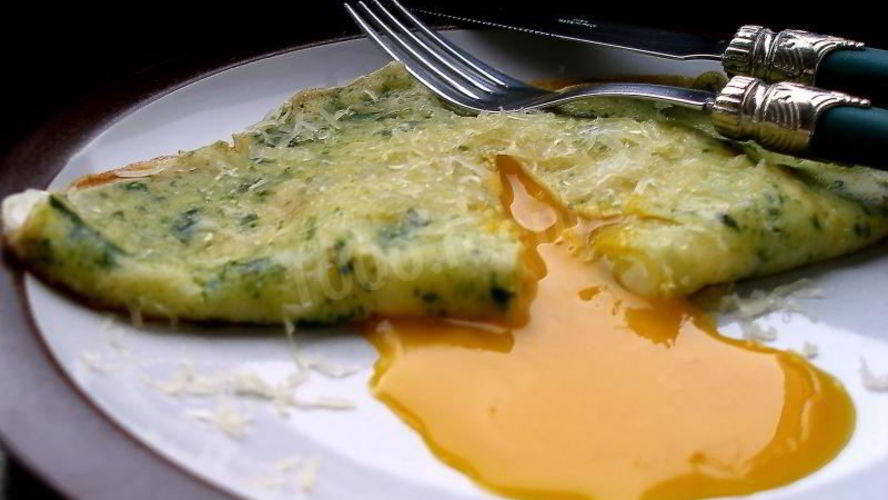 Рецепт яичницы в шпинатных блинчиках