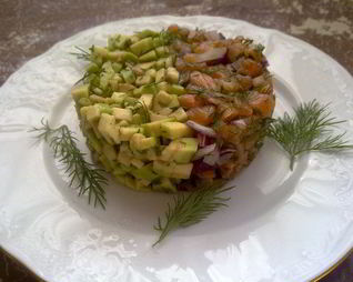 Закуска из авокадо, семги и зелени