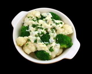 Закуска из капусты романеско и брюссельской с горчичным маслом и каперсами