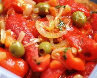 Закуска из сладкого перца с томатами и оливками