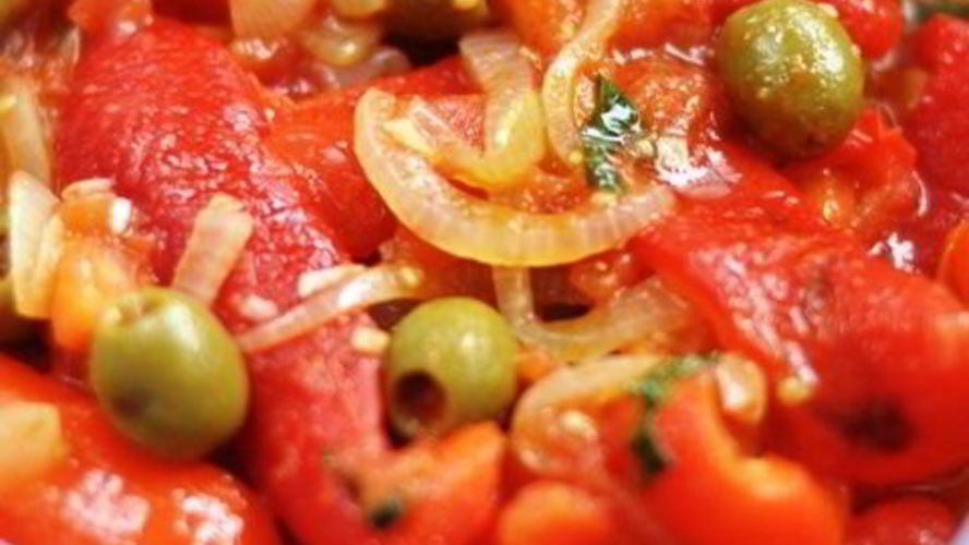 Рецепт закуски из сладкого перца с томатами и оливками