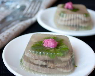 Заливное из говяжьего языка