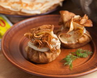 Блинные мешочки с жюльеном из курицы и грибов