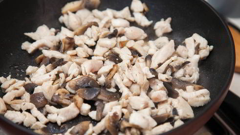 блинные мешочки с жюльеном из курицы и грибов