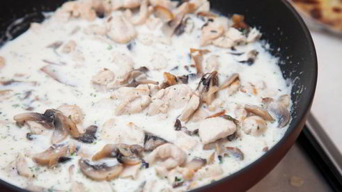 блинные мешочки с жюльеном из курицы и грибов