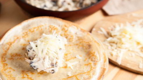 блинные мешочки с жюльеном из курицы и грибов