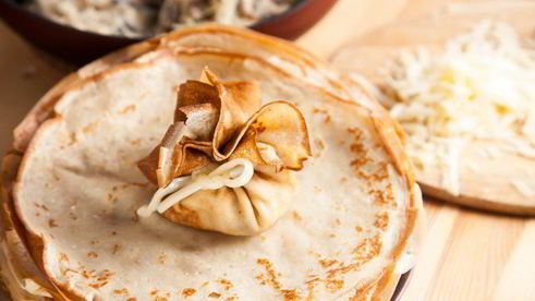 блинные мешочки с жюльеном из курицы и грибов