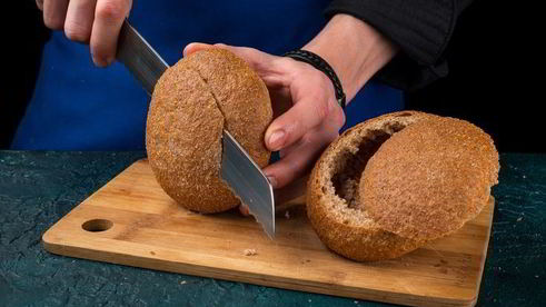 сытный мясной жульен в булочке