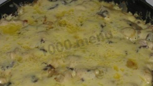 жульен с курицей и грибами на сковороде