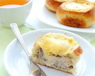 Жульен с курицей в булочке