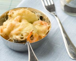 Жюльен из креветок и мидий на спарже