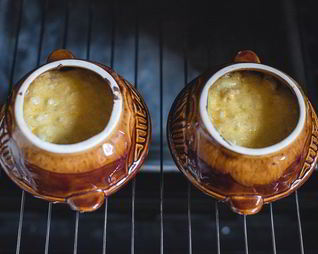 Жюльен с грибами и курицей в глиняных горшочках