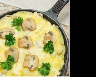 Жюльен с курицей и грибами на сковороде