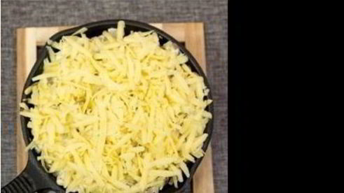 жюльен с курицей и грибами на сковороде